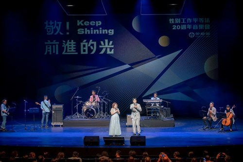 Minister Hsu Ming-Chun performing for the "Respect! The Light of Progress. The 20th Anniversary Concert of the Act of Gender Equality in Employment"