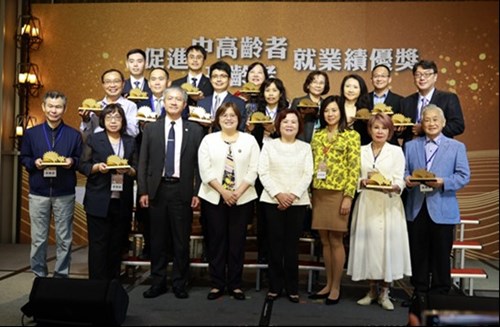 Group photo of Minister Hsu Ming-Chun, Director Tsai Meng-Liang of the WDA, Legislators Wu Yu-Chin and Wu Hsin-Ying, and all award-winning units and individuals.