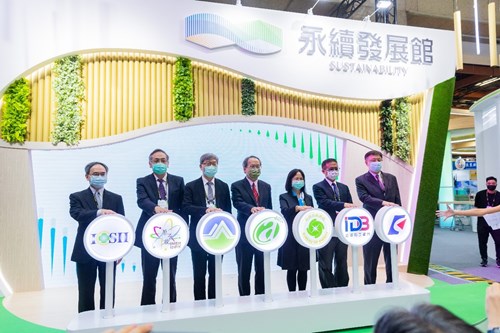 The Institute of Labor, Occupational Safety and Health (ILOSH) of the Ministry of Labor exhibited a number of patented R&D achievements in the Sustainable Development Pavilion and Patent Competition Area of the Taiwan Innotech Expo, including “Multifunctional Agricultural Aids”, “Forklift Driving Evaluation Simulation System” and “Volatile Organic Substance Filter Breakage Detection Warning Device”, which not only enable workers to work with peace of mind and improve production efficiency, but also enable enterprises to operate sustainably.