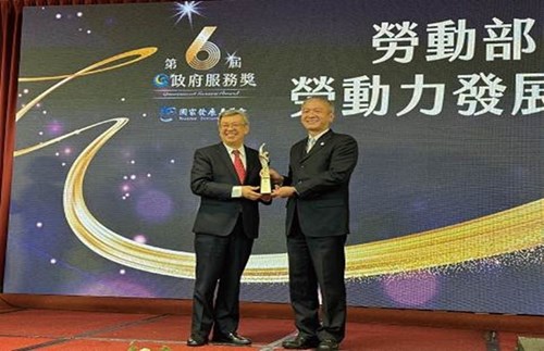 Premier Chen Chien-Jen (left), presenting the Government Service Award to Director-General Tsai Meng-Liang of the Workforce Development Agency (right).