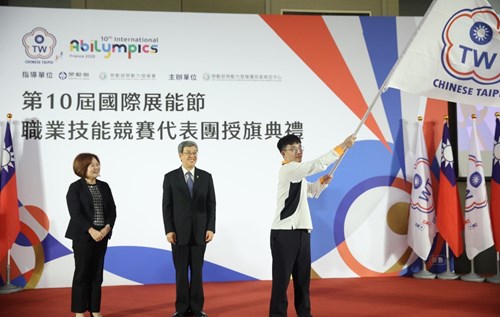 President Chen Chien-Jen of the Executive Yuan and Minister Hsu Ming-Chun presenting the flag to National Representative You Chun-Sheng
