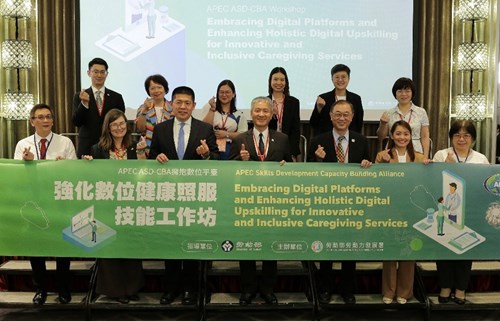 Director-General Tsai Meng-liang of the WDA and Zhao Li, the Lead Shepherd of the APEC HRDWG in a group photo with other attendees