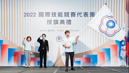 Vice President Lai and Minister Hsu Ming-Chun presenting the flag to the national delegation
