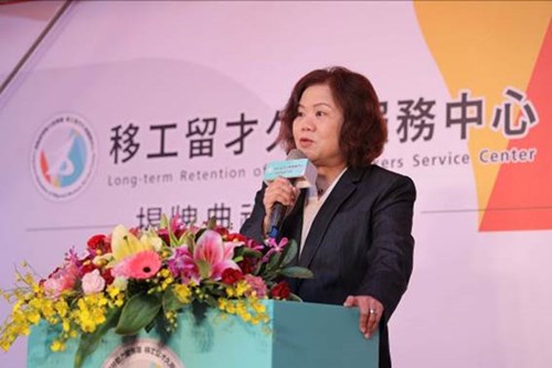 Minister Hsu Ming-Chun delivering a speech at the inauguration ceremony of the “Long-Term Retention of Migrant Workers Service Center.”