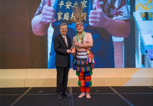 Former Premier Chen Chien-jen presents an award to the exemplary worker Lin Chih-wei.