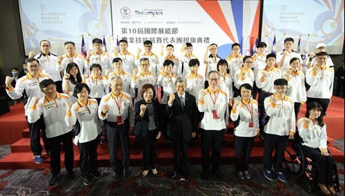 President Chen Chien-jen of the Executive Yuan, Minister Hsu Ming-chun pose with Taiwanese contestants for the 10th annual Abilympics 2023.