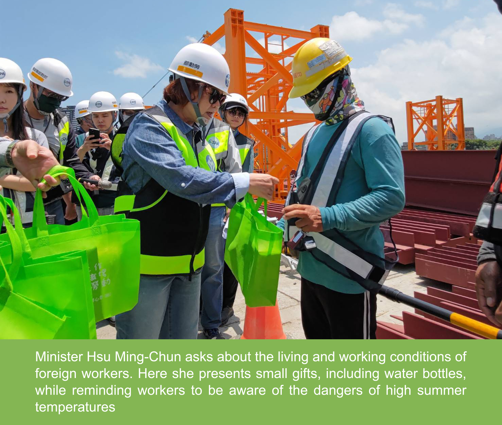 Minister of Labor Leads Inspection of Danjiang Bridge Construction Site, Emphasizing Prevention of Occupational Accidents in Summer