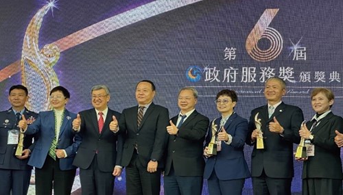 Premier Chen Chien-Jen (3rd from left), presenting the Government Service Award to Director-General Tsai Meng-Liang of the Workforce Development Agency (2nd from right).
