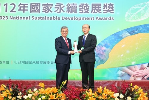 Premier Chen Chien-Jen personally presented the award, which was received on behalf of OSHA by Deputy Director-General Lin Yu-Tang.