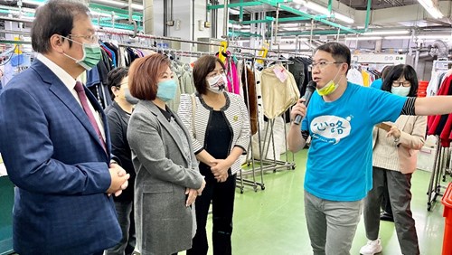 Minister Hsu Ming-chun, legislators Chiu Tai-yuan and Wu Yu-chin visit the Tsz-You Sheltered Workshop