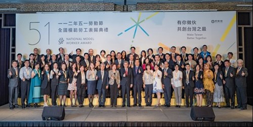 Premier Chen Chien-jen and Minister Hsu Ming-chun in a group photo with 56 model workers attending the event