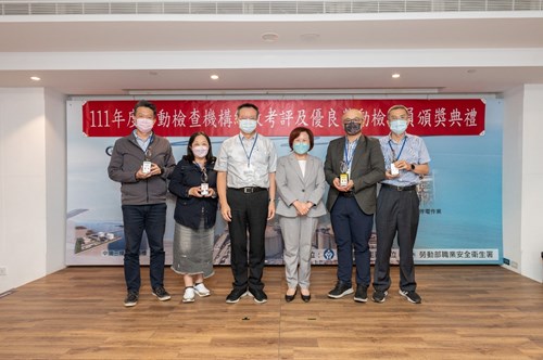 During the "2022 Excellent Labor Inspectors Selection", Minister Hsu Ming-Chun presented awards to outstanding inspectors.