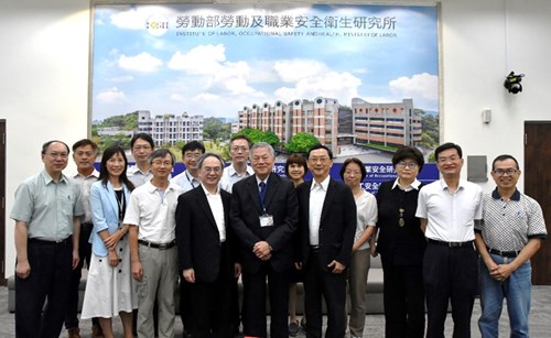 Former Presidential Office Senior Advisor Shen Jong-chin delivering a lecture at the ILOSH