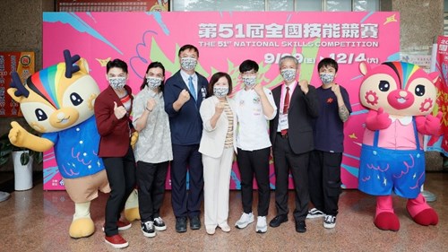 President Tsai and Minister Hsu in a group photo with medalists from the 51st National Skills Competition