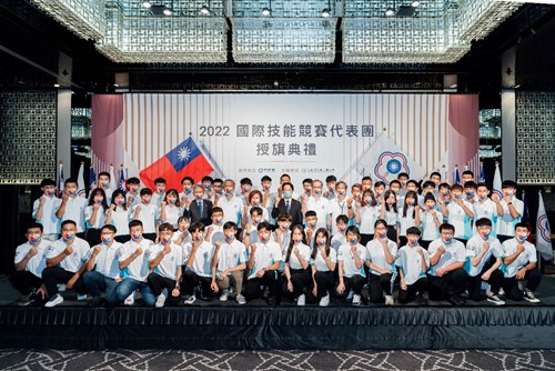 Vice President Lai and Minister Hsu Ming-Chun posing with the national players of the 46th WorldSkills Competition
