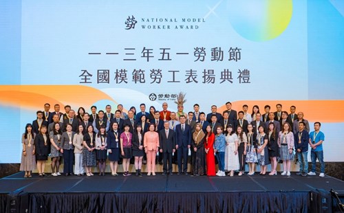 Former Premier Chen Chien-jen (center) with former Minister of Labor Hsu Ming-chun (center left) and 61 national model workers (including migrant workers) in a group photo