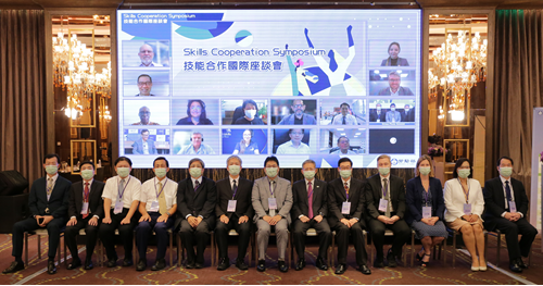 MOL Deputy Minister Wang An-Pang posed for a group photo with local and foreign dignitaries and speakers during the “Skills Cooperation Symposium”