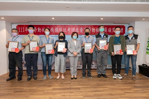 During the "2022 Labor Inspection Agency Performance Evaluation", Minister Hsu Ming-Chun presented awards to the top-performing units