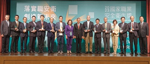 Premier Chen Chien-Jen of the Executive Yuan and Minister Hsu Ming-Chun in a group photo with corporate and individual award recipients.