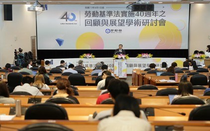 Deputy Minister Hsu Chuan-sheng delivering the opening speech at the symposium