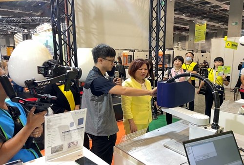 Minister of Labor Hsu Ming-chun accompanied Vice President Lai Ching-te participating to participate in the occupational safety and health facility observation and experiential.activities