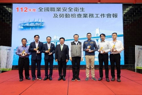 During the “2023 Labor Inspection Agency Performance Evaluation”, Vice Minister Lee Chun-yi presented awards to the top-performing units