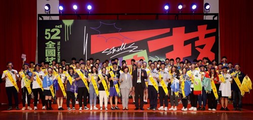 Minister Hsu Ming-Chun and WDA Director-General Tsai Meng-Liang posing with the gold medalists of the youth group.
