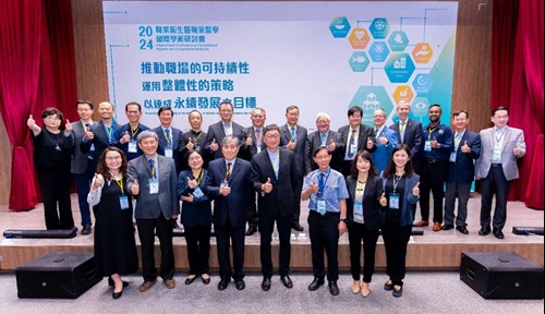 Deputy Minister of Labor Hsu Chuan-sheng (center, back row) in a group photo with participants of the international conference