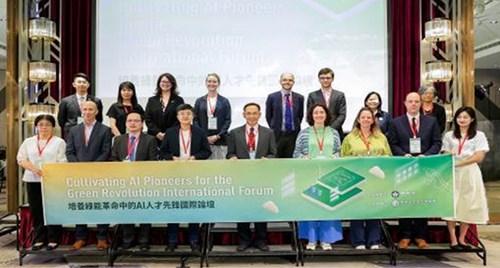 Secretary-General Chen Shih-chang (center, front row) of the Workforce Development Agency in a group photo with speakers and guests at the forum