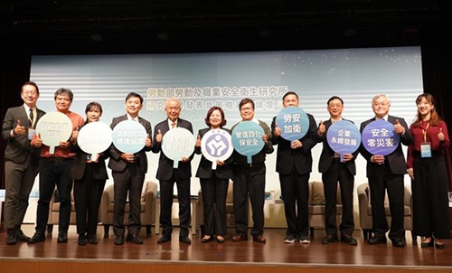 Minister Hsu Ming-Chun, along with distinguished attendees, at the “High-Level Research Strategy Forum,” posing for a commemorative photo.