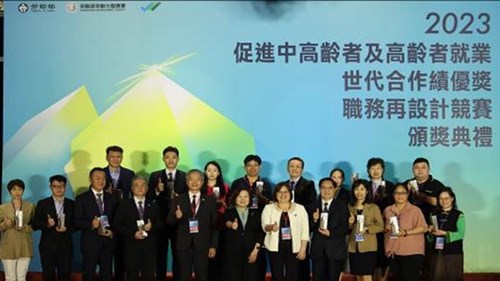 Minister Hsu Ming-Chun (6th from the right), Legislator Wu Yu-Chin (5th from the right), and Director-General Tsai Meng-Liang (5th from the left) of the Workforce Development Agency, along with outstanding organizations and individuals, in a group photo.