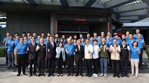 Former Premier Chen Chien-jen (center, front row) in a group photo with Lucidity Enterprise employees