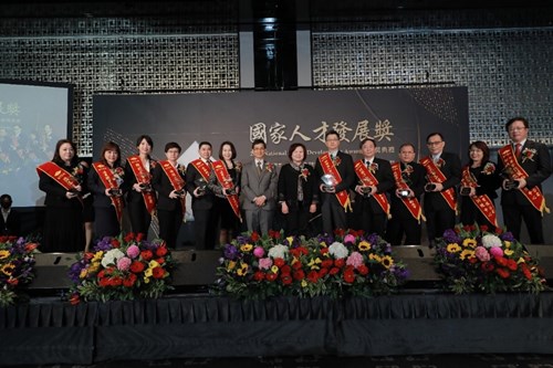 Minister without Portfolio Lin Wan-I, and MOL Minister Hsu Ming-Chun in a group photo with representatives from 12 winning organizations ranging from large enterprises, small and medium-sized enterprises, organizations and non-profit organizations.