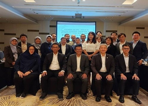 Director-General Tsai Meng-liang of Workforce Development Agency, Ministry of Labor (front row, 2nd from the right) and Director-General Suhartono of Manpower Placement and Extension of Job Opportunity of the Ministry of Manpower, Indonesia (front row, center), along with representatives from both Taiwan and Indonesia, in a group photo.
