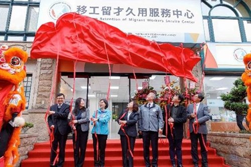 Minister Hsu Ming-Chun (4th from the right), Director-General Tsai Meng-Liang of the Workforce Development Agency (3rd from the right), and honored guests jointly unveiled the “Long-Term Retention of Migrant Workers Service Center.”