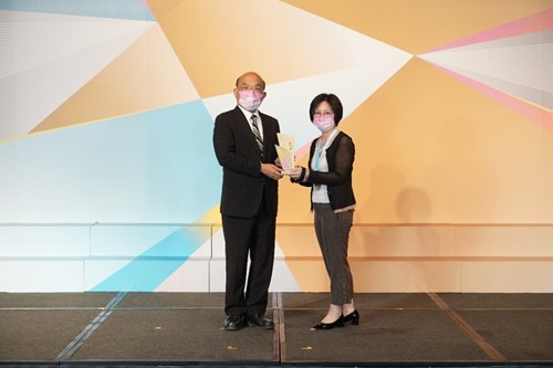 Premier Su Tseng-Chang presents an award to the awardee, worker Feng Ting-Yi