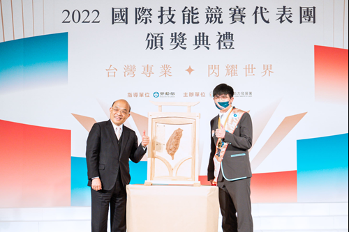 Chen Shih-Kai, a gold medalist in the window and door carpentry category, presented his work “Victory in Taiwan” to President Su Tseng-Chang of the Executive Yuan
