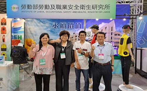 Figure 9: Chief Secretary Yu-wen Chen of the Institute of Labor, Occupational Safety and Health, MOL, and colleagues at the 2024 Taiwan Smart Agriweek, attending the Multipurpose Ice-Sensation Cooling Vest display.