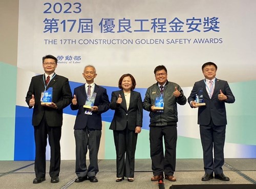 Minister Hsu Ming-Chun presenting awards to the High Distinction award-winning project teams.