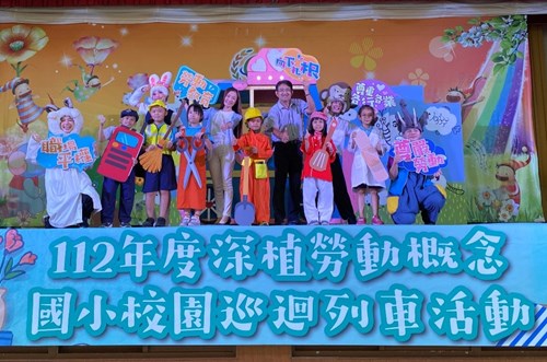 Deputy Director-General Huang Chi-ya of the Department of Labor Relations and the Principal of Syuejia Elementary School jointly launch the 2023 Campus Tour Event