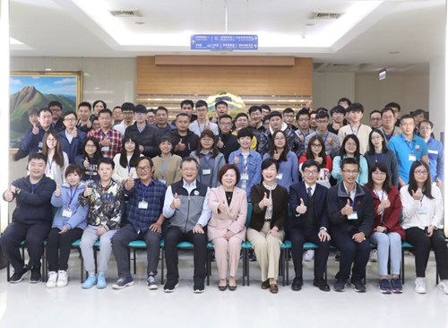 Minister of Labor Hsu Ming-chun and Minister Hao Pei-chih of the Civil Service Protection & Training Commission, and trainees in a group photo during the opening ceremony.