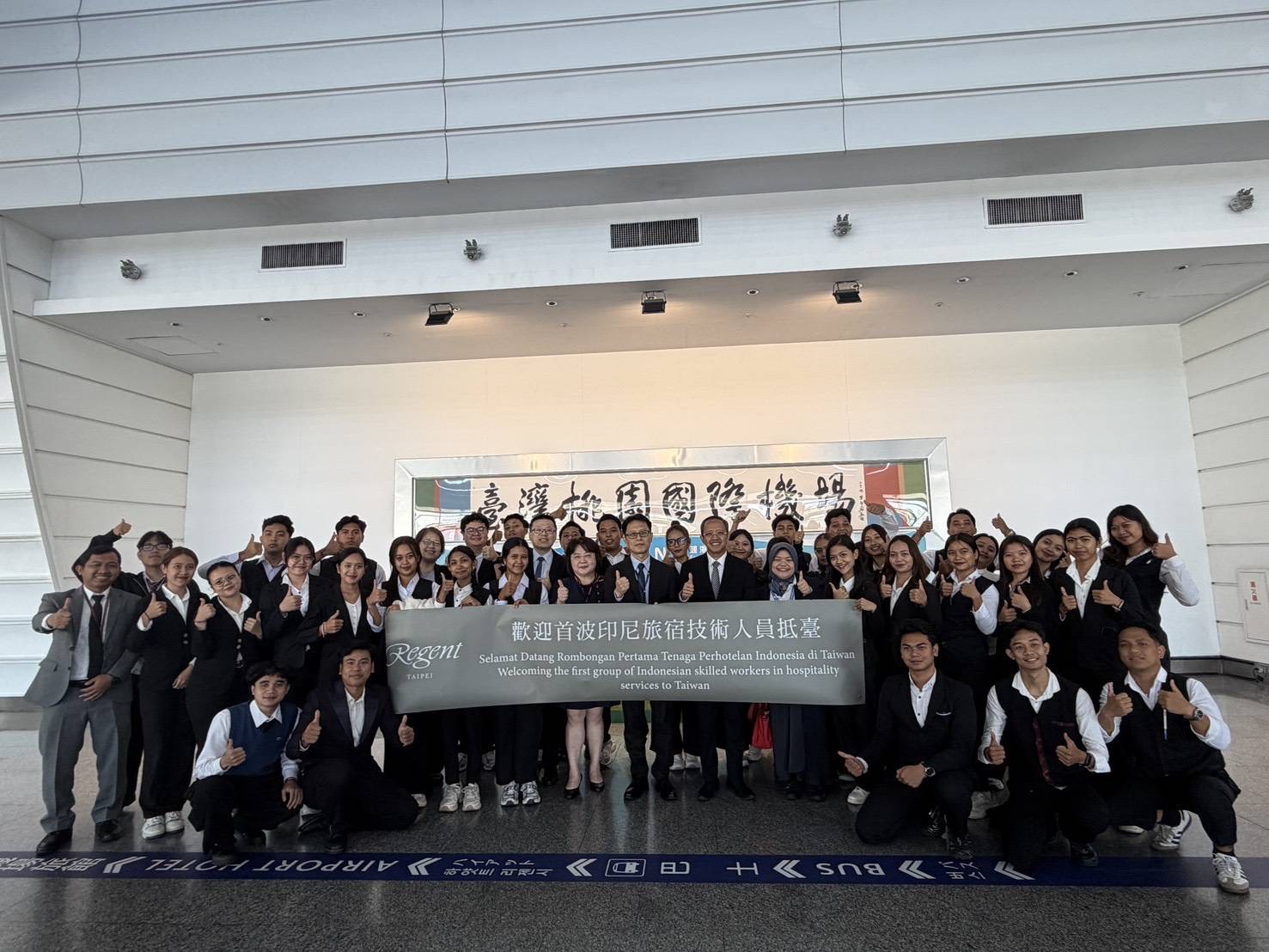 附圖3_勞動部勞動力發展署跨國勞動力延攬中心專案辦公室副主任黃偉誠及駐台北印尼經濟貿易代表處代表艾吏福（Arif Sulistiyo）與印尼來臺技術人力合影