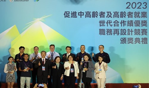 Minister Hsu Ming-Chun (4th from the right), Legislator Wu Yu-Chin (3rd from the right), and Director-General Tsai Meng-liang (3rd from the left) of the Workforce Development Agency, along with the award-winning teams in the job accommodation competition, in a group photo.