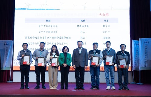 Minister Hsu Ming-Chun and Director-General Tzou Tzu-Lien of the OSHA presenting awards to outstanding inspectors.