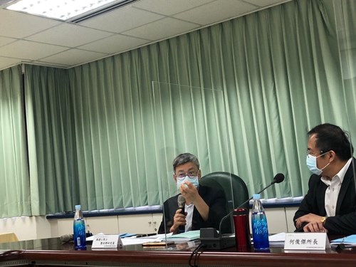 Former Vice President Chen Chien-Jen and ILOSH Chairperson Ho Jiune-Jye exchange views on breast cancer epidemiology and four-cancer screening policies.